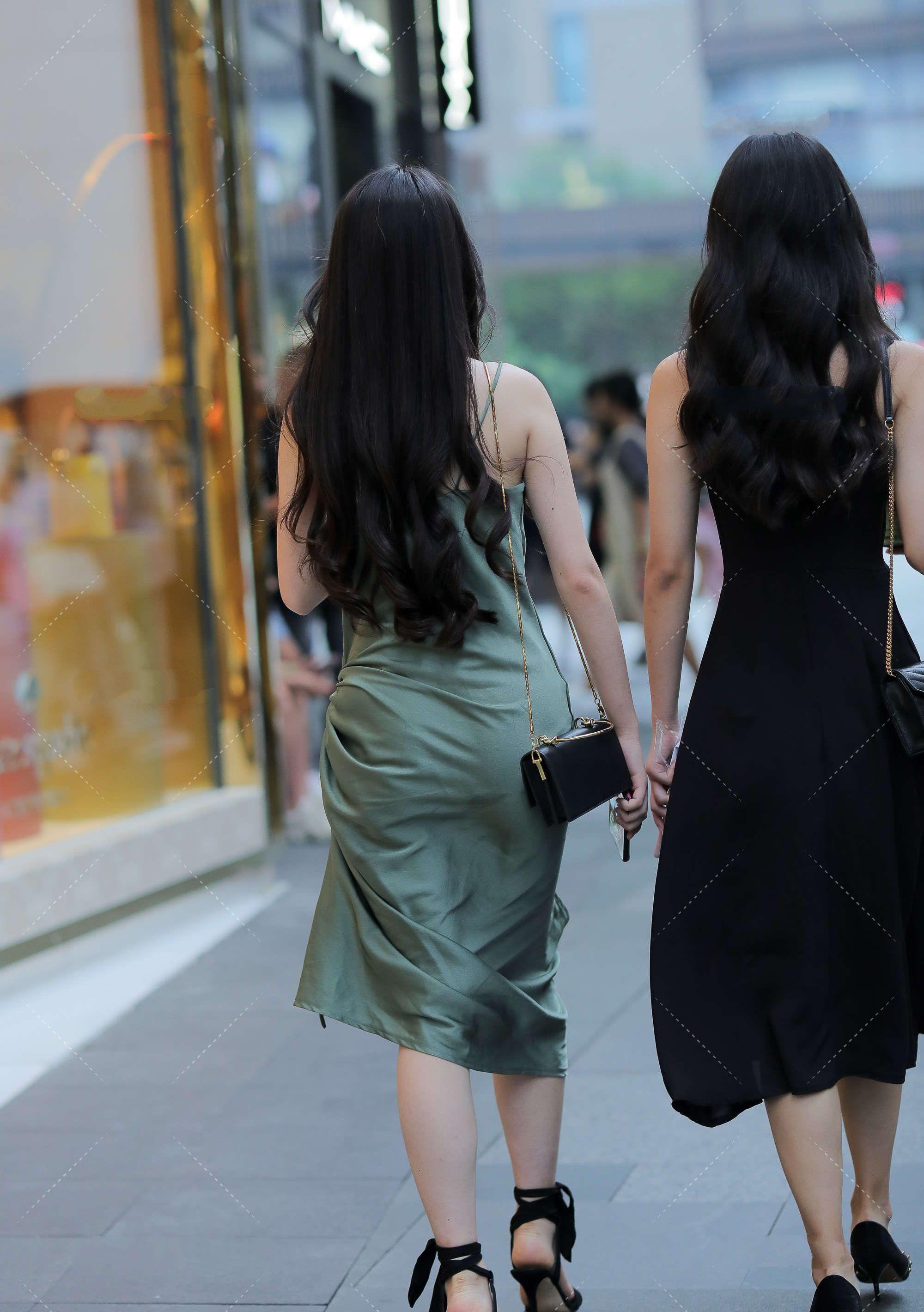 连衣裙穿搭很时尚,一件草绿色长裙,也是优雅又气质