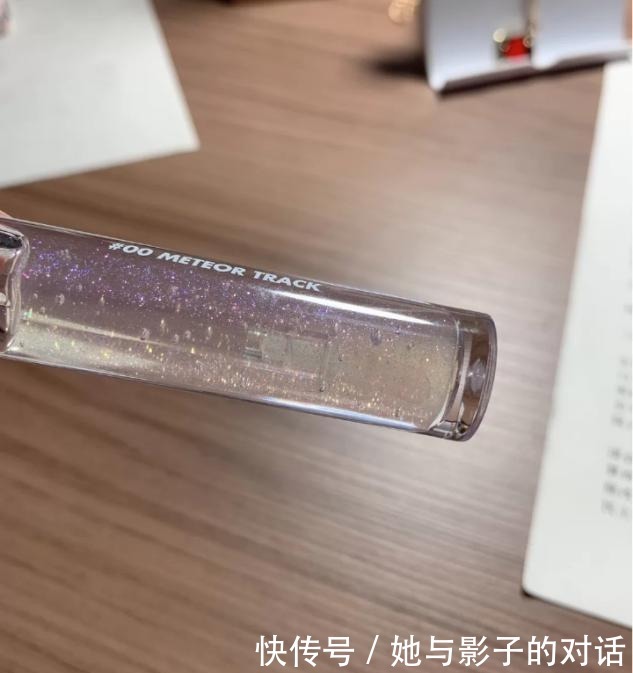 美女|氛围感美女唇妆是重点,口红谁都涂,配合小技巧颜值翻倍!