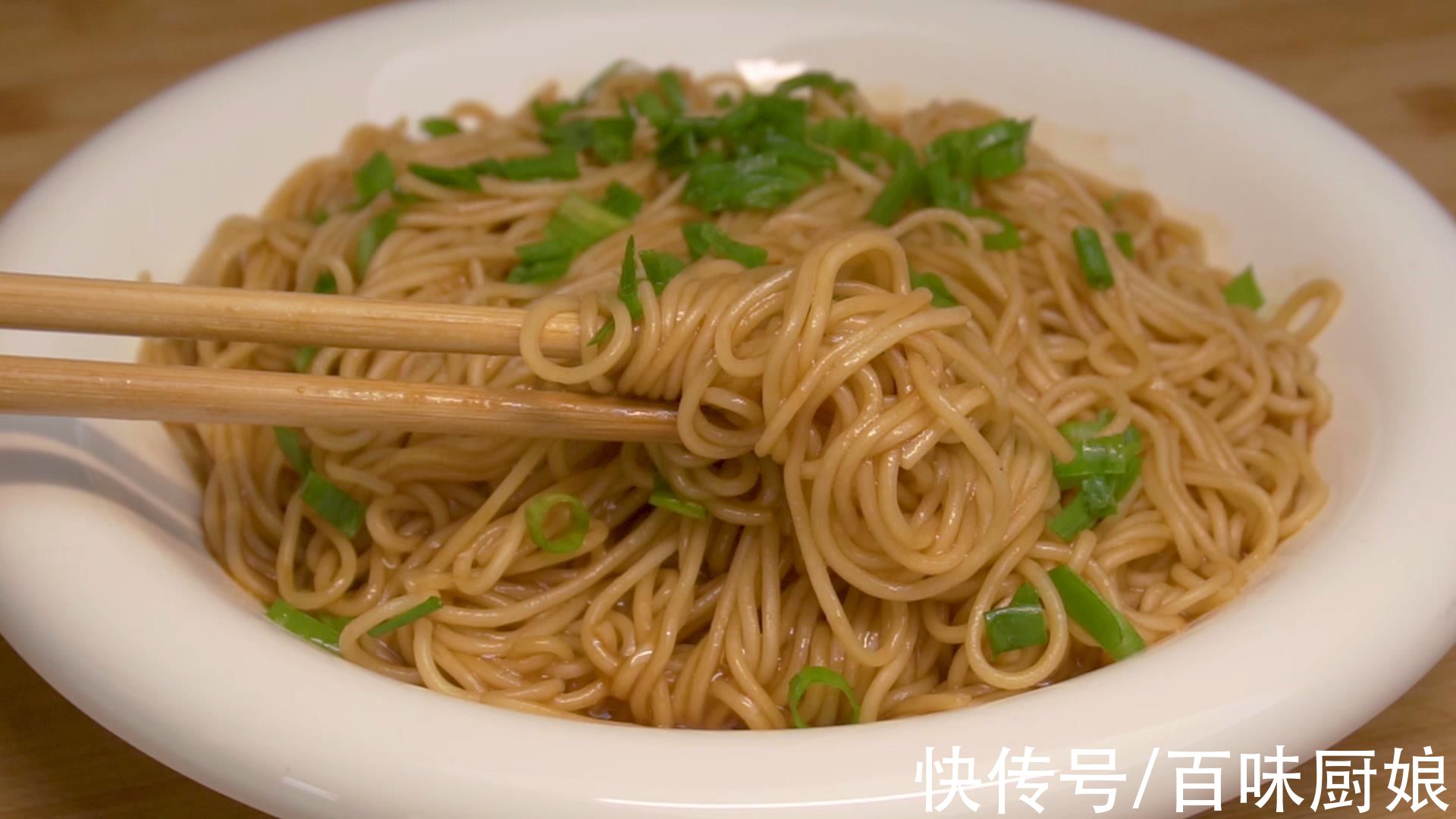 面条这样做,加葱花一点缀,简单又美味,一点也不比饭店做的差