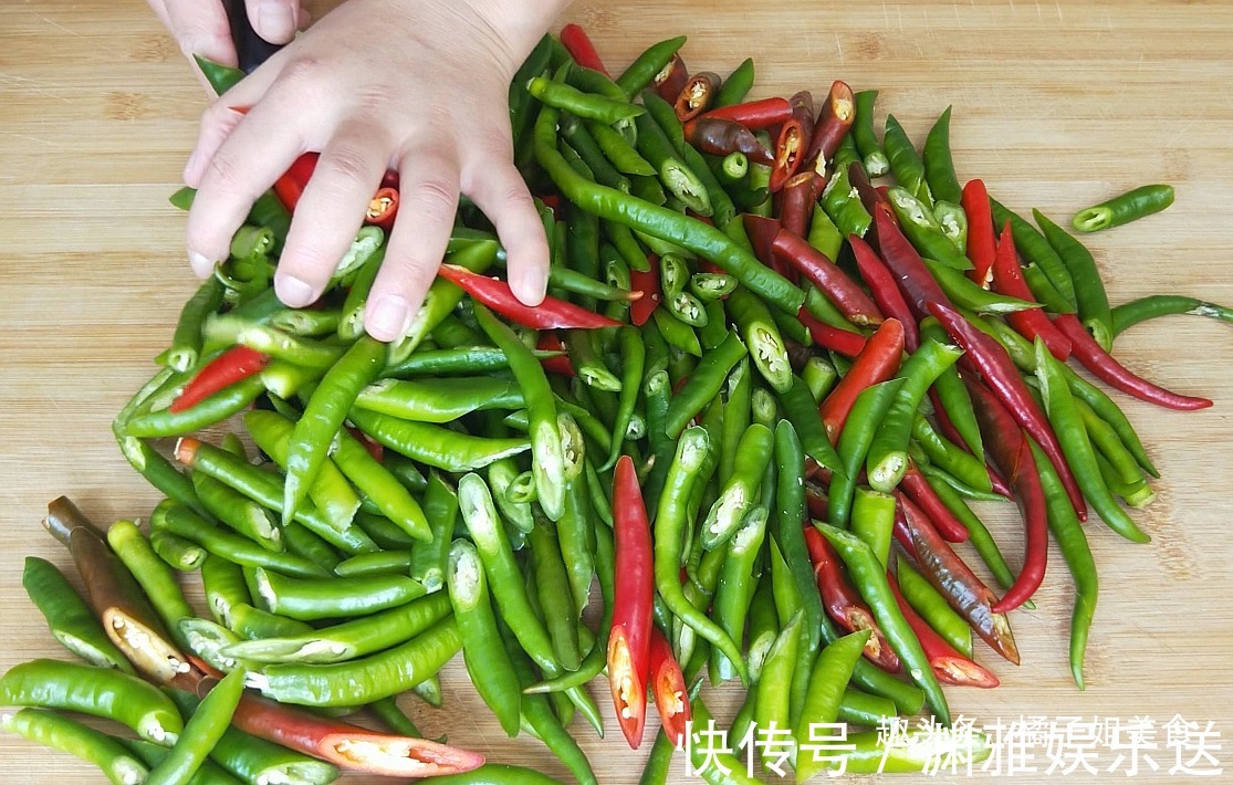 我家辣椒从来不炒，2斤辣椒3头大蒜，秘制一做，一顿多吃2碗米饭