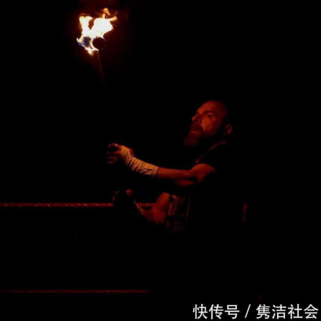 毒蛇兰迪奥顿在上周RAW中是真的被烧伤,还是只是节目效果