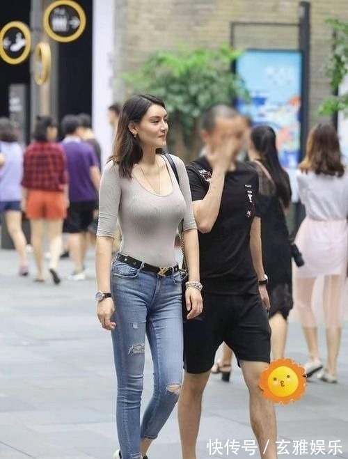 小姐姐 紧身牛仔裤搭配紧身T恤,美女是健身教练吗,曲线太性感了