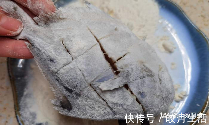 面粉|秋天碰到此鱼，我从不还价，一次准买5斤，营养极高，煎着吃最香