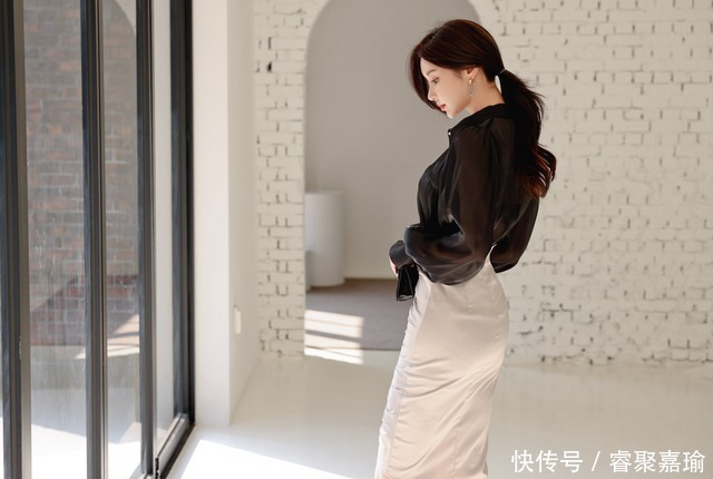 釉黑薄纱阔袖衬衫搭配层叠百褶包臀裙,展现孙允珠优雅潮流