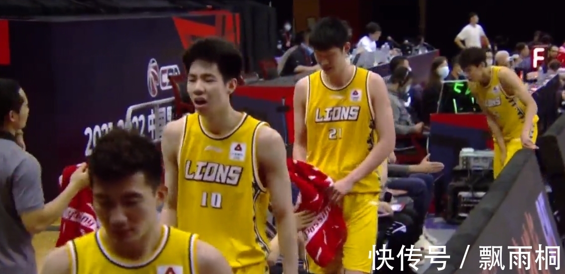 杨鸣|4分钟轰出15-3,差8分换3阵,教练提前握手,CBA联赛你看懂了吗?