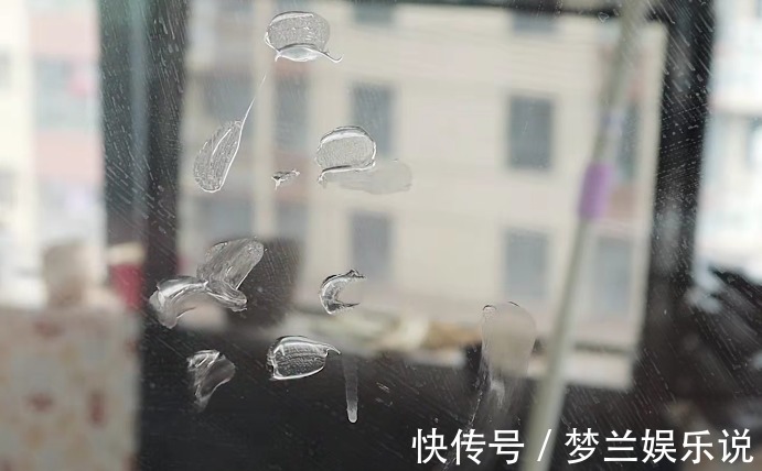 不论玻璃多脏，只需要学会这一招，不用一滴水，干净明亮不留灰尘