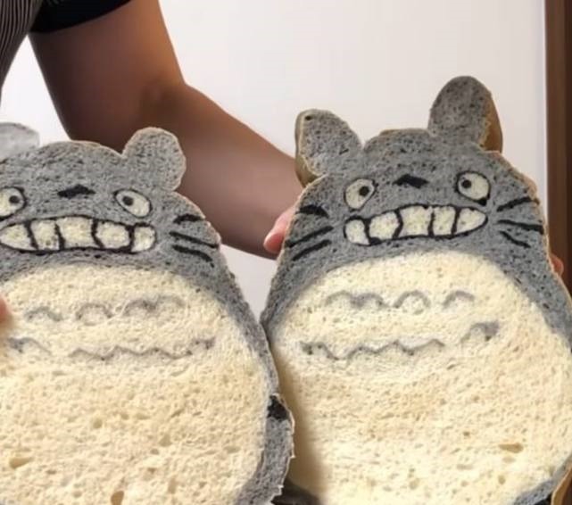 多啦日本网友制作龙猫面包切开有惊喜,网友:拜托要拿出来卖!