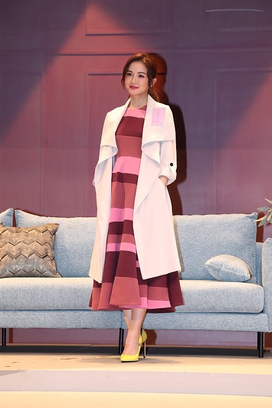 大衣 谁说娃娃脸只能“装嫩”, 30+的阿sa穿大衣配长裙, 成熟又温柔, 超美