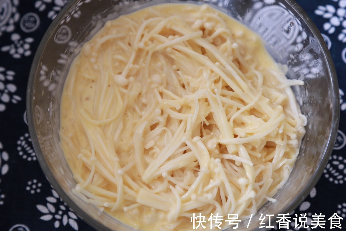 金针菇裹上面粉在油锅中炸一炸，酥脆可口，越吃越香