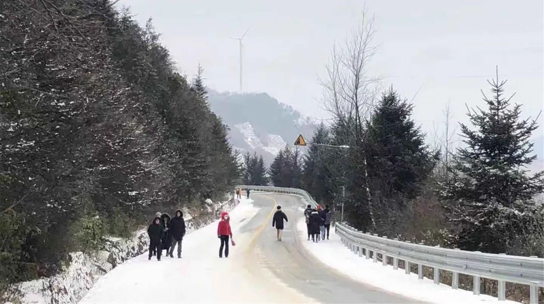 泥巴山解锁“雪景模式”！游客直呼过瘾！