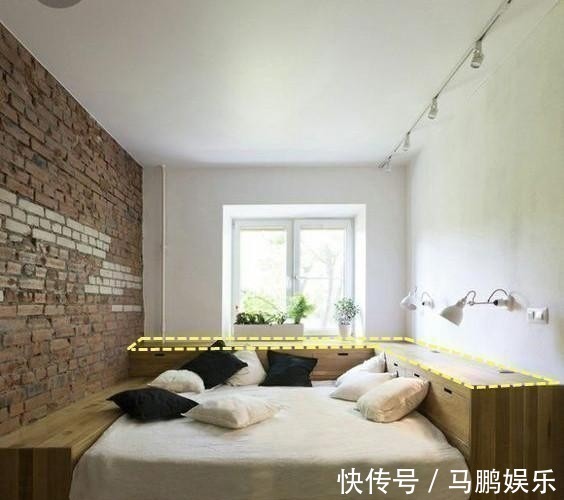 小卧室早该舍弃床头柜，靠墙塞15公分宽薄柜，收纳何止多出2倍