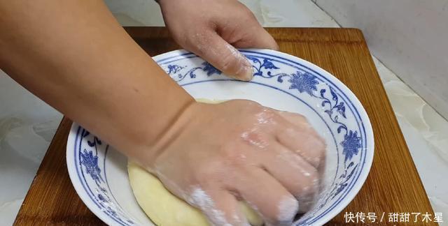 面粉别只会蒸馒头了,加3个鸡蛋,做出创意小吃,比蛋糕油条好吃