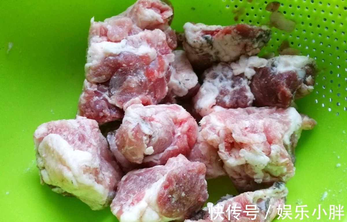 胡萝卜玉米排骨汤|入秋后多给家人喝热汤,清新营养味道好,还能滋补身体