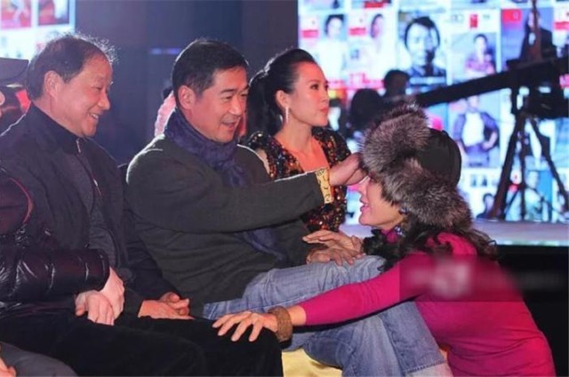 当年蹲在张国立脚边说话，宁静表情谄媚，一旁的章子怡满脸不屑