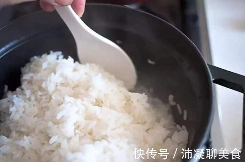 煮米饭时，别只知道放清水！再加这两样，米饭又香又软，颗颗饱满