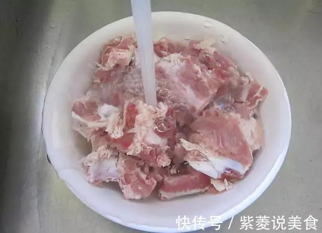 排骨不要用热水焯了,教你一招,血水自动跑出来,家家户户用得到