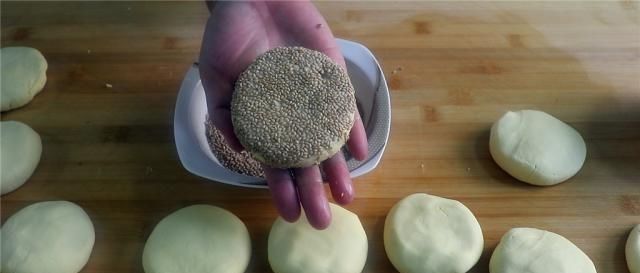 油炸糕|糯米粉这样做才好吃，外酥里软不粘牙，比油炸糕还简单