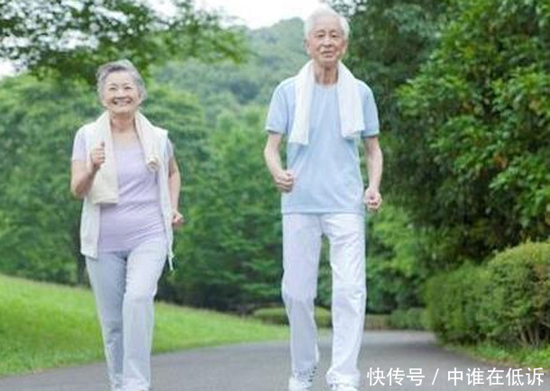  女性45岁后要“管住嘴”，少吃3物，当心“更年期”提前找上门