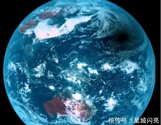 如果从太空看,地球上的日全食将会是什么样呢?