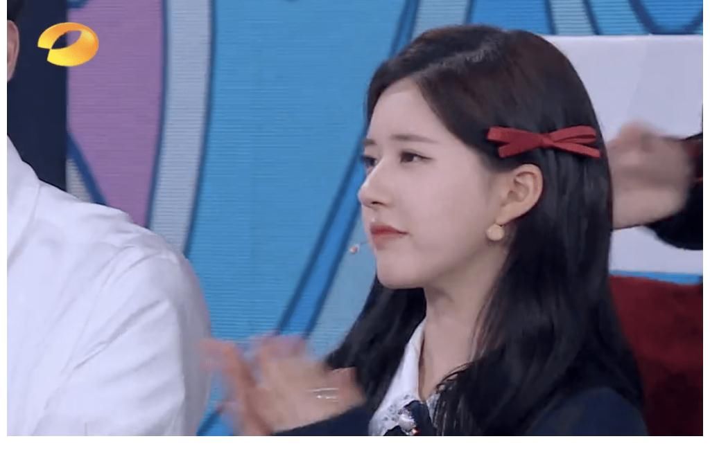 國子監(jiān)來了個(gè)女弟子|趙露思和徐開騁亮相《快樂大本營》，兩人同臺合唱，趙露思好嬌小