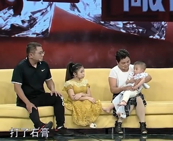 怀孕期间|90厘米“袖珍”女孩怀孕，不听劝阻生下孩子，见到孩子观众叹息