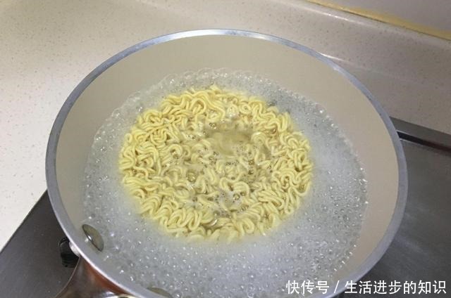 早餐面条这样做,加两鸡蛋平底锅煎一煎五分钟就上桌,解馋还顶饱