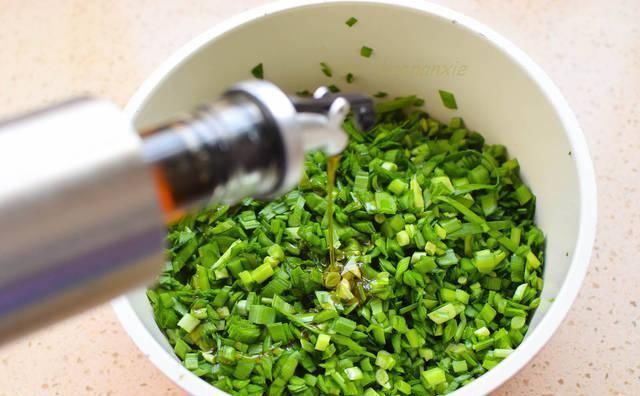 韭菜|做韭菜盒子,鸡蛋千万不能炒,这才是正确做法,韭菜鲜美鸡蛋软嫩