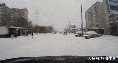 |搞笑GIF:姑娘 你穿的这是裙子吗