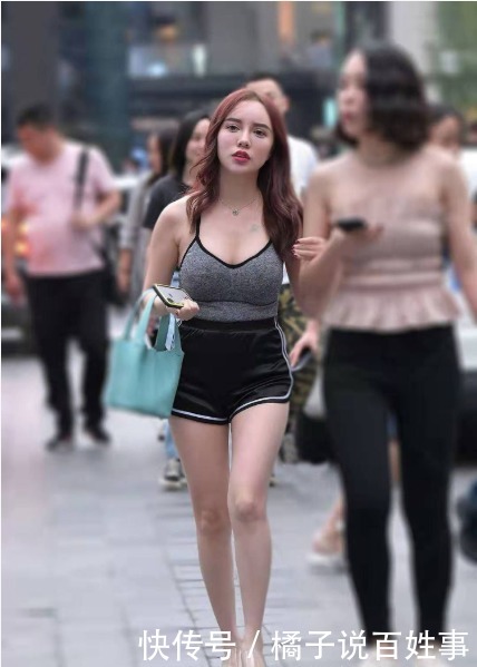 简洁|灰色运动背心搭配黑色短裤,休闲时尚,简洁干练