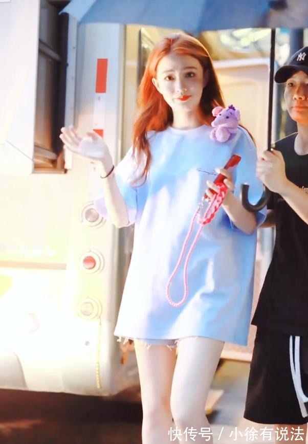 女人味儿|徐璐下班被拍,扮“下衣失踪”漫画腿抢镜,一双洞洞鞋接地气!