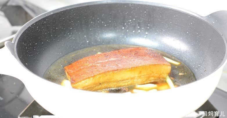 大厨不小心说漏嘴:炒肉的时候,加点这调料,鲜嫩美味还不腥