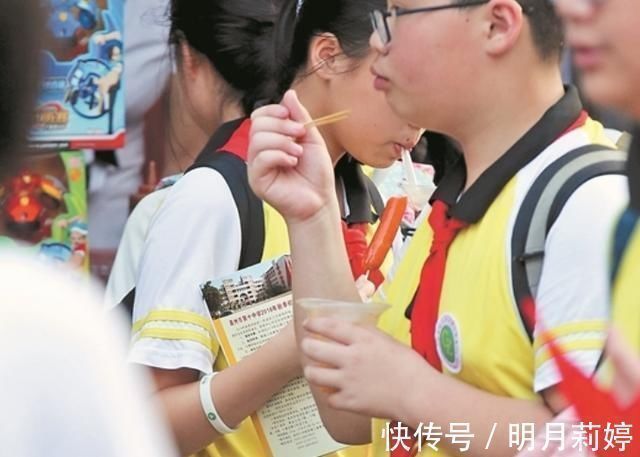 蜜饯|孩子正在无形中被“催熟”,这3种上黑榜的零食,别再给娃吃了