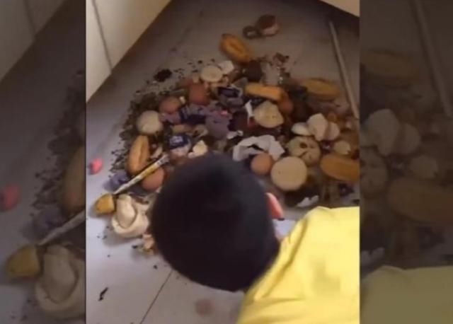 弟弟|弟弟发现哥哥的秘密,带着妈妈来探秘,网友童年完整了