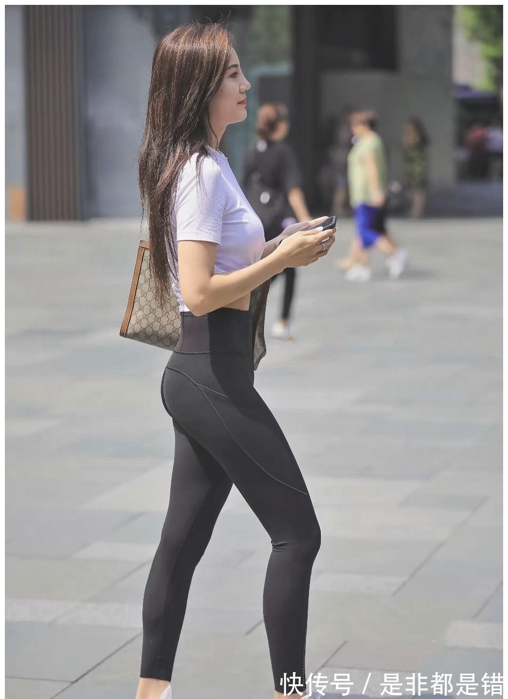 打底裤|清新活泼打底裤装扮不乏气质，露出姑娘修长的美腿，还能显瘦