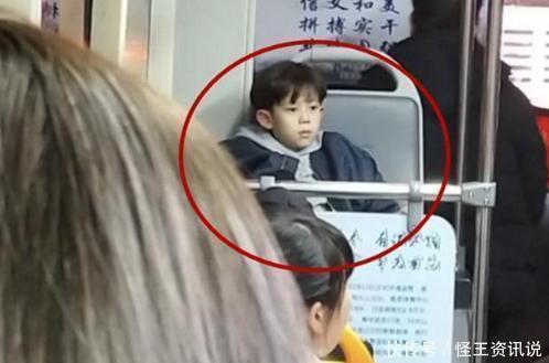 颜值|小男孩坐公交因颜值高走红,网友建议批量生产