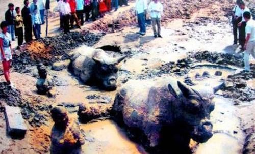 异物|黄河水干枯露出异物,专家打捞一年,沉睡千年巨宝重见天日