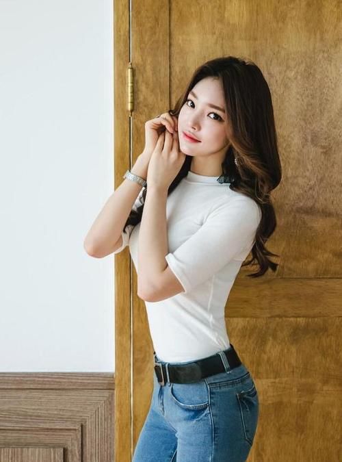 身材|性感身材展现出来,既清凉又展现身材曲线,上衣搭配紧身牛仔裤