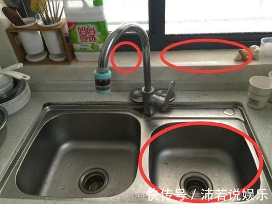 水槽|洗了十年碗才发现水槽边有个孔，一半人空着不用，聪明人悄悄用