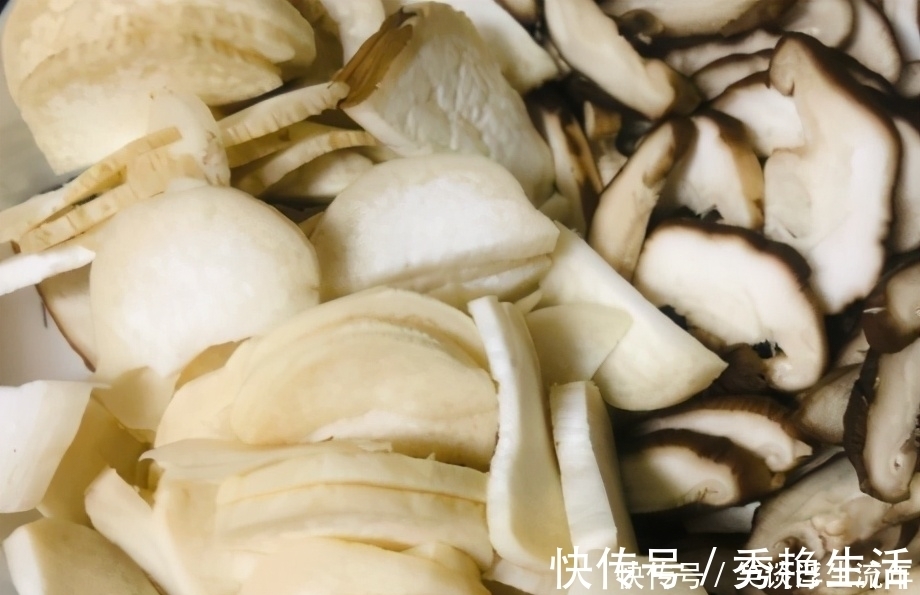 香菇|3样素菜一起炒，不放肉也很鲜美，简单营养鲜味足，大人小孩都爱