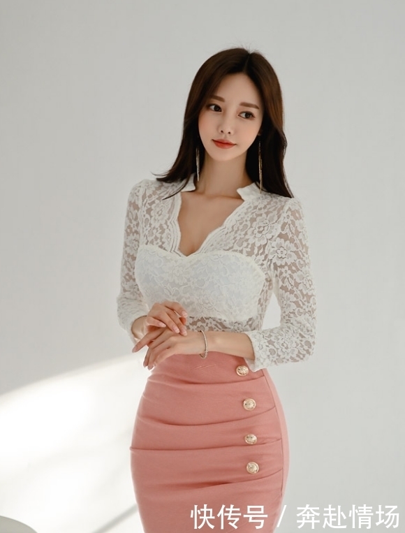 美人图鉴孙允珠:花纹印刻雪纺衫搭配浅粉皱褶包臀裙