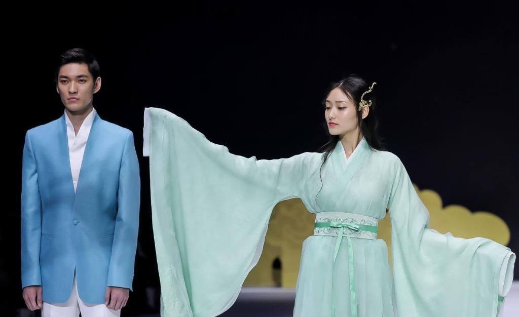 巴黎时装不算什么,当中国汉服走上国际时装周,外国人都被惊艳了