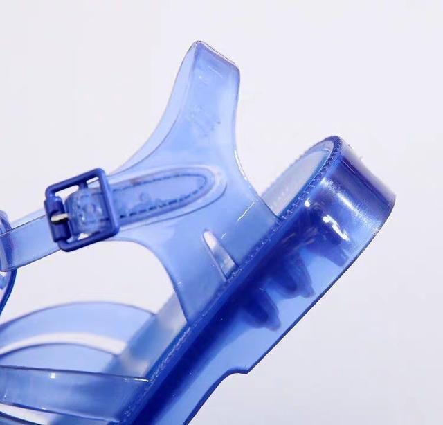 果冻鞋|前有“洞洞鞋”,后有“果冻鞋”,血的教训告诉你为啥别给孩子穿