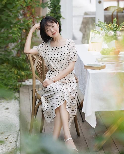 女人裙子要精不要多，今年买这4款就够了，谁穿谁最美