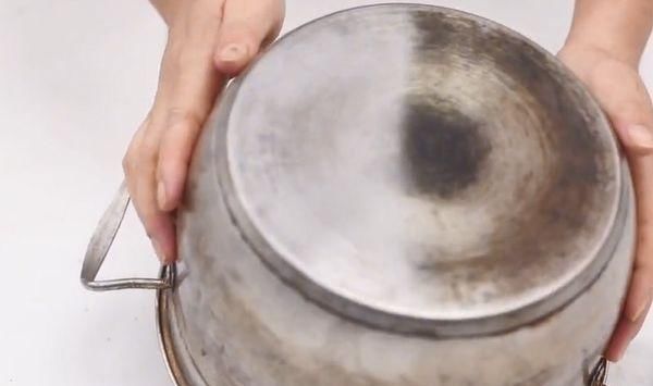 不锈钢锅底满是黑垢，钢丝球都擦不掉，教你一招，锅底光亮如新！