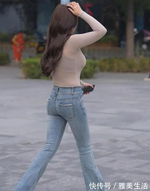 打底裤 藕粉色紧身上衣搭配浅色微喇叭裤，干练十足，显得高挑