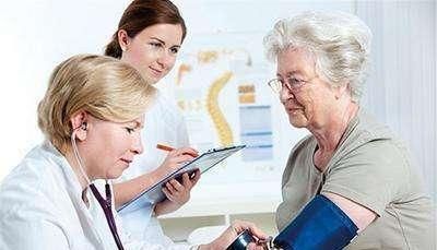 降压药|血压偏高的人，若能做到常喝1水，少吃3果，血压或能平稳下降