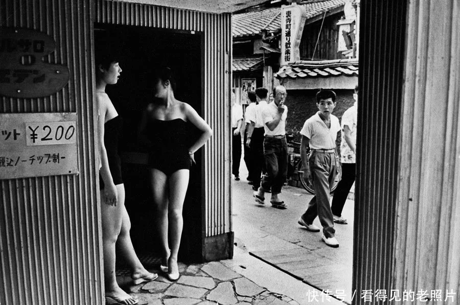 咖啡馆里招揽生意的服务员。不管是夏季还是冬天，她们都穿着泳衣。