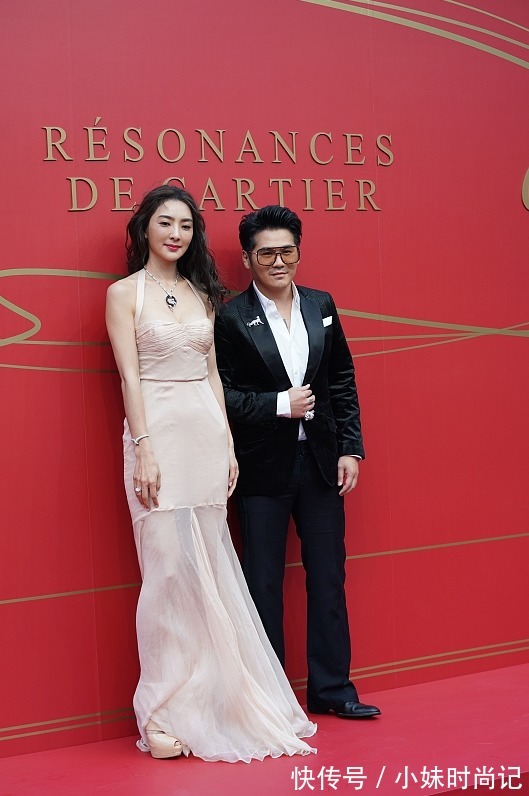 蕾丝|吴速玲在老公曹格面前也挺“放得开”,抹胸裙用带子绑着,真迷人