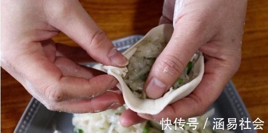 花椒粒|一碗面粉,2个萝卜,教你做好吃的萝卜丝饼,爱吃萝卜的快收藏