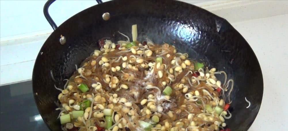 家常菜|豆芽炒粉条,地道家常菜,教你一个小技巧,豆芽入味,越嚼越香